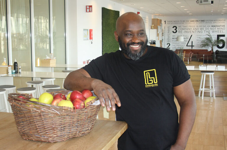 Lokalvårdare Kaba står vid en fruktkorg
