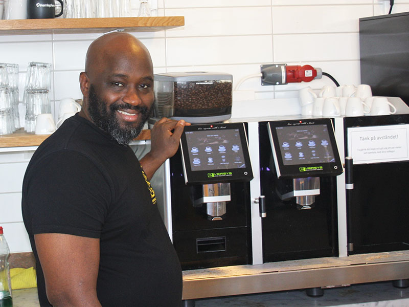 Kaba fyller på kontorets kaffemaskiner