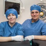 Lokalvårdarna som städar operationssalen på Perituskliniken.