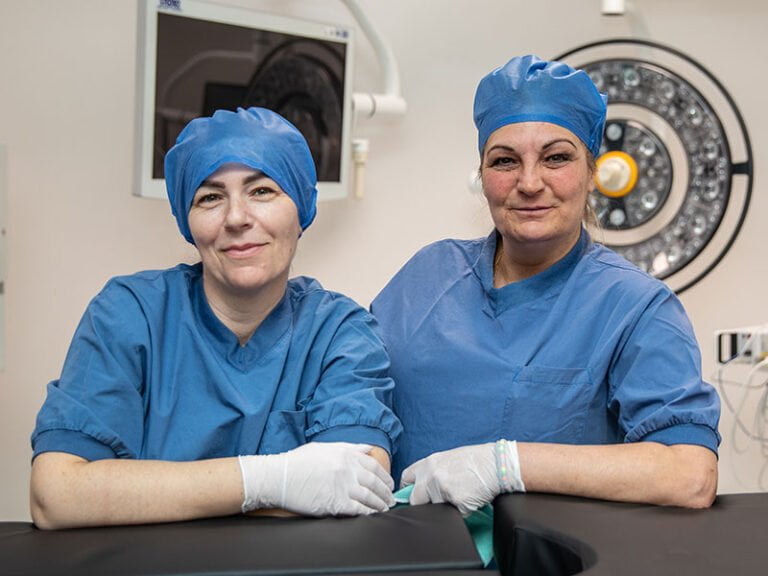Lokalvårdarna som städar operationssalen på Perituskliniken.
