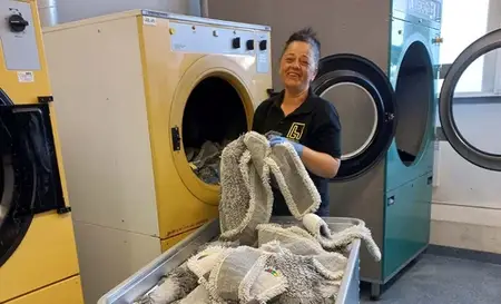 Tvättservice i tvätteri, en del av facility management