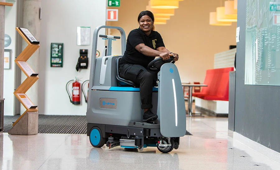 En lokalvårdare i Malmö utför golvvård med en avancerad golvvårdsmaskin