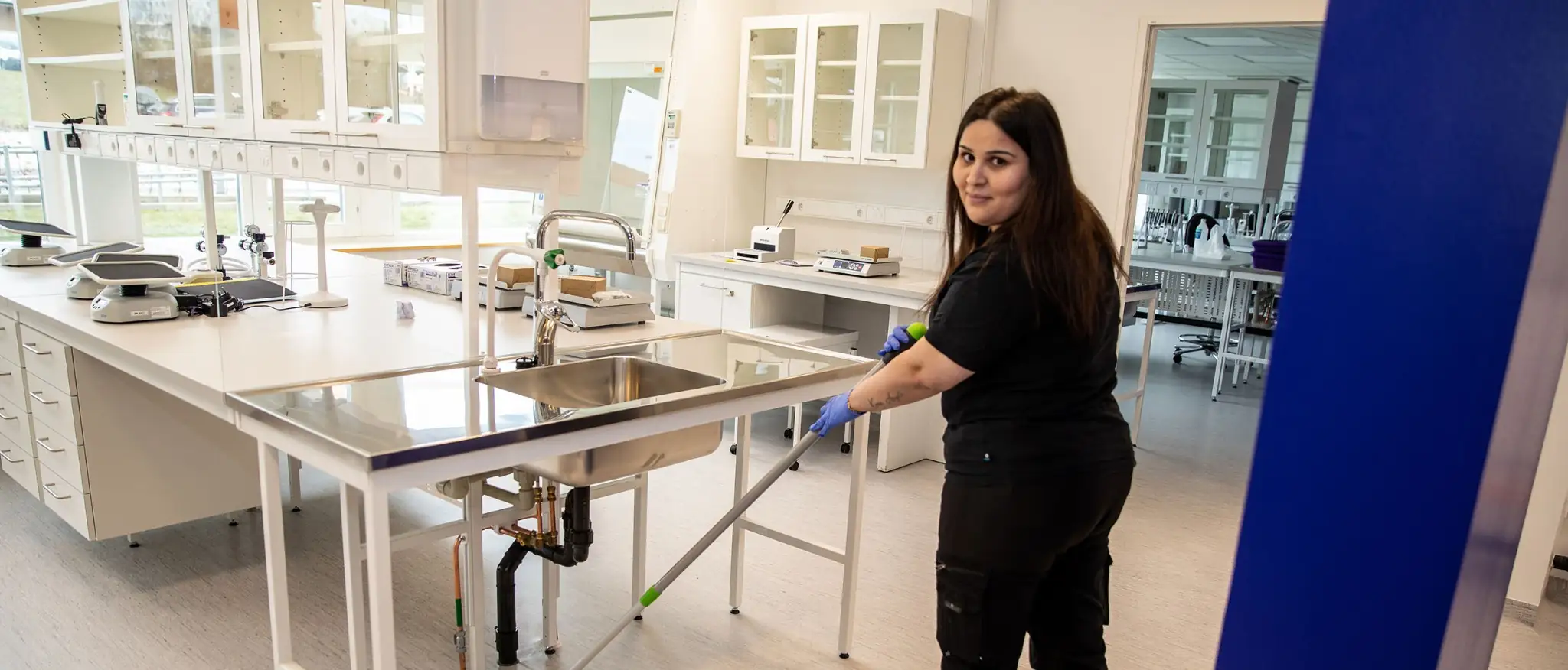 En SRY-utbildad lokalvårdare städar ett laboratorium i Malmö