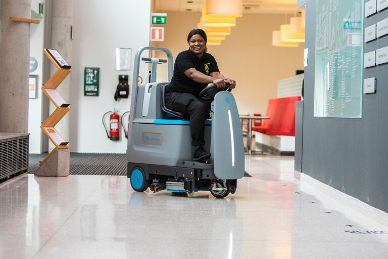 Ett glansigt golv som underhålls med polermaskin