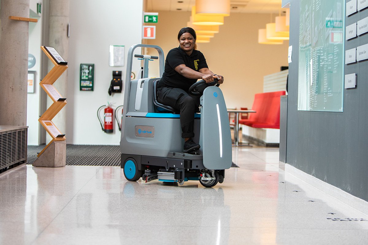 Ett glansigt golv som underhålls med polermaskin