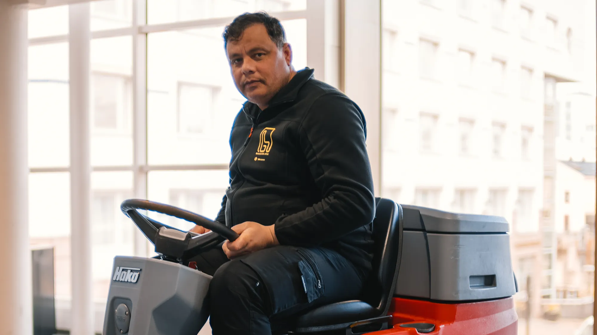 Lokalvådare på Bredablick Facility Services städar golv